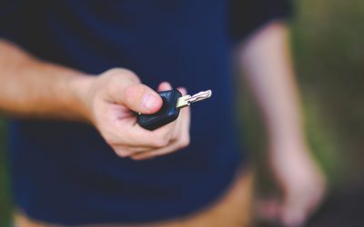 Man holding car keys - an affiliate program for car loans